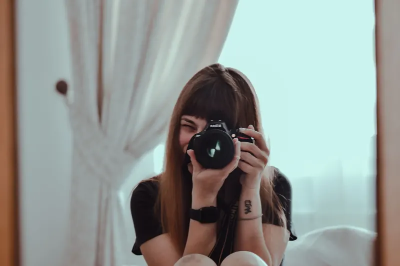 Fotografka fotí v izbe pri okne