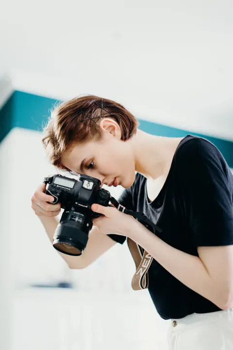Fotografka sústredene drží zrkadlovku